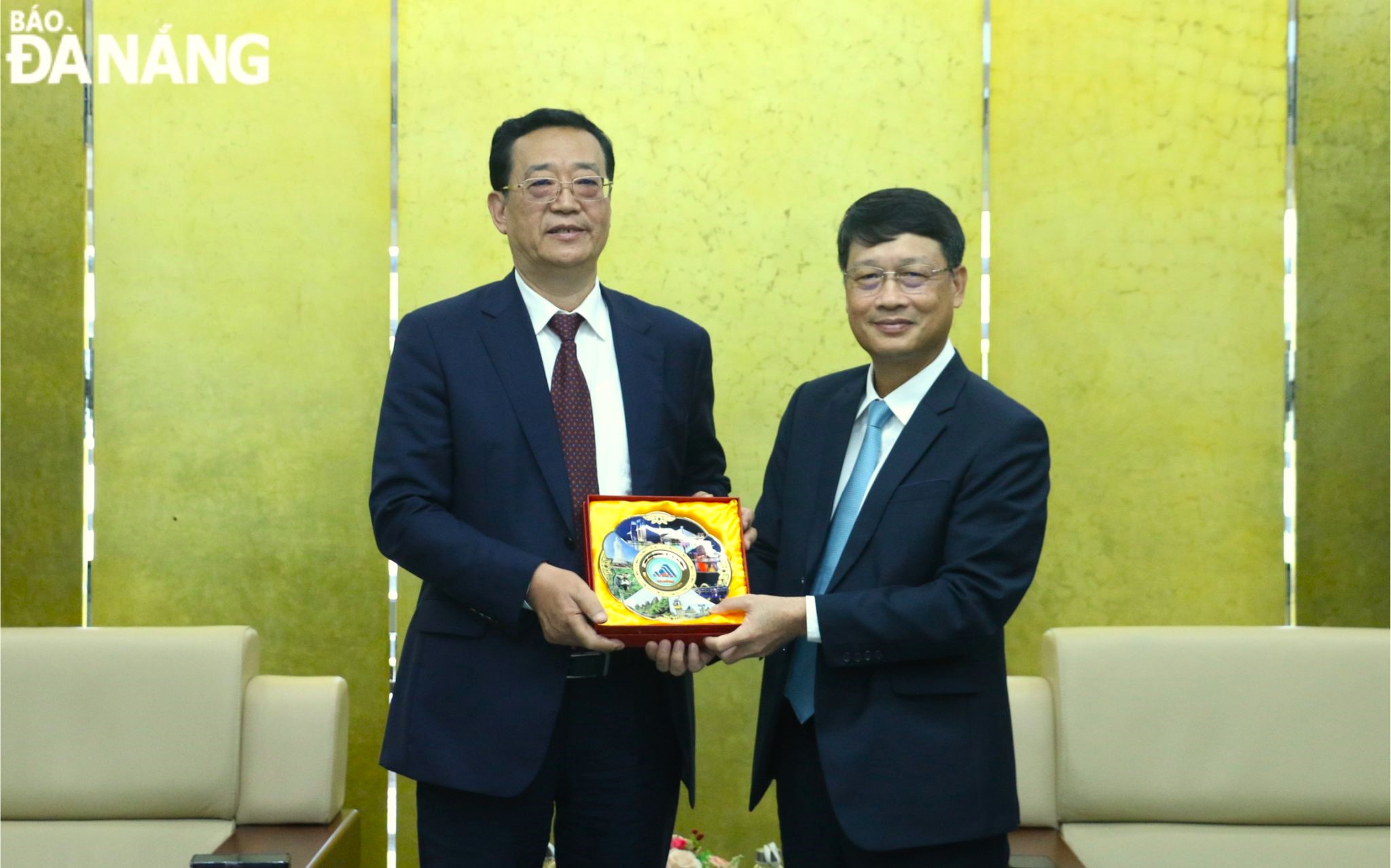 President of the Viet Nam Fatherland Front Committee of Da Nang Ngo Xuan Thang (right) presents a souvenir to Mr. Wang Mingyu, Vice Chairman of the Chinese People's Political Consultative Conference of Liaoning Province. Photo: T.PHUONG