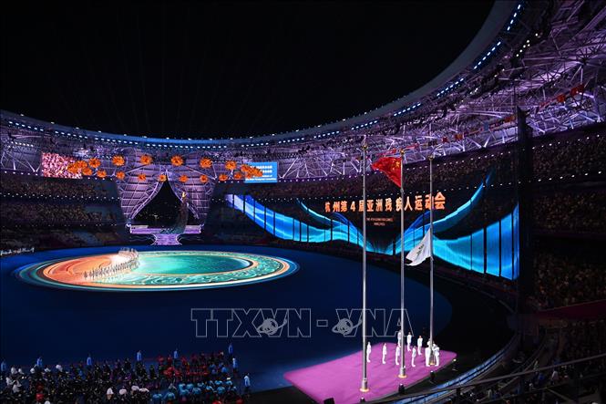 Lễ hạ cờ của Ủy ban Thể thao Người khuyết tật châu Á tại lễ bế mạc Asian Para Games 2023 ở Hàng Châu, Trung Quốc tối 28/10/2023. Ảnh: THX/TTXVN