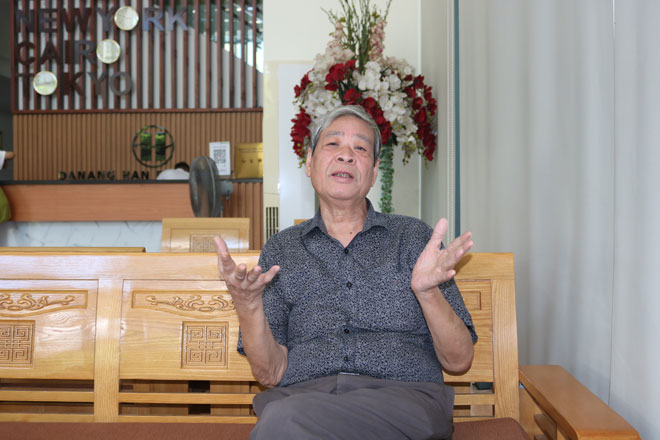 Nhạc sĩ Nguyễn Thụy Kha trò chuyện với tác giả tại tiền sảnh khách sạn Sông Hàn, nơi ông thường ghé mỗi khi có dịp đến Đà Nẵng. Ảnh: TIỂU YẾN