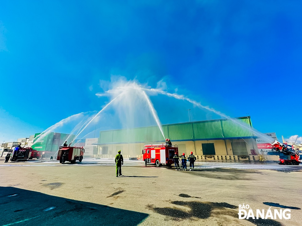 A panorama of the fire drill scene at the Tien Sa Port Enterprise located at 1 Yet Kieu Street, Tho Quang Ward, Son Tra District.