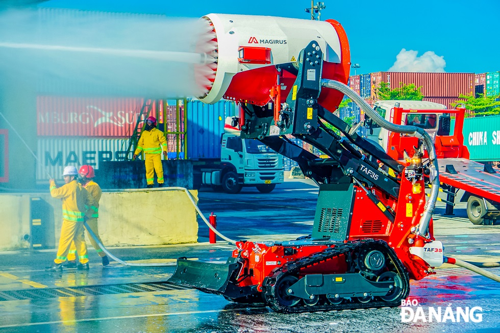 The TAF35 remote-controlled firefighting robot has a length of about 3 meters, and a weight of 3,950 kg. Its water jet reaches up to 80 meters.