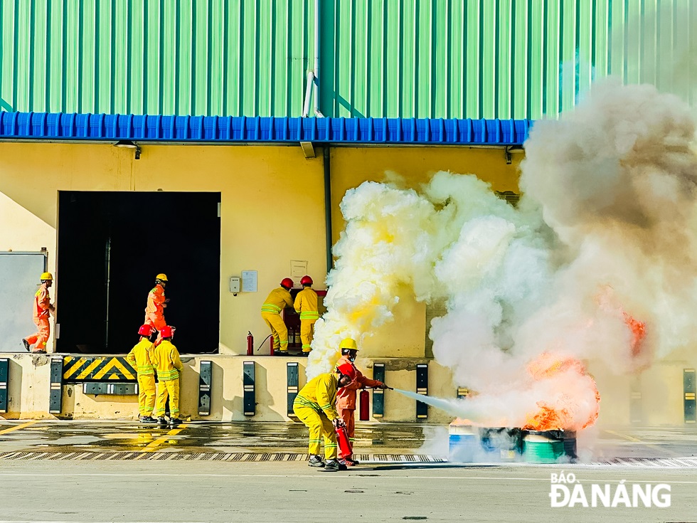 The firefighting and rescue forces of Tien Sa Da Nang Port Enterprise are assigned into teams to quickly perform firefighting and rescue tasks.