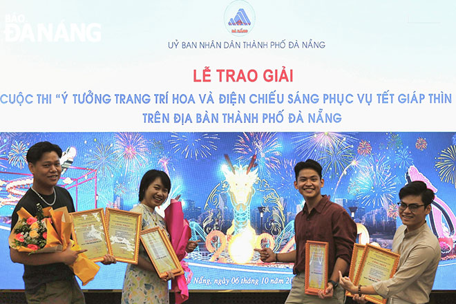 Ý tưởng trang trí đường hoa “Thìn ghé ngõ, Giáp sum vầy” của nhóm 4 sinh viên khoa Kiến trúc, Trường Đại học Bách khoa Đà Nẵng đoạt giải Nhất. Ảnh: H.V