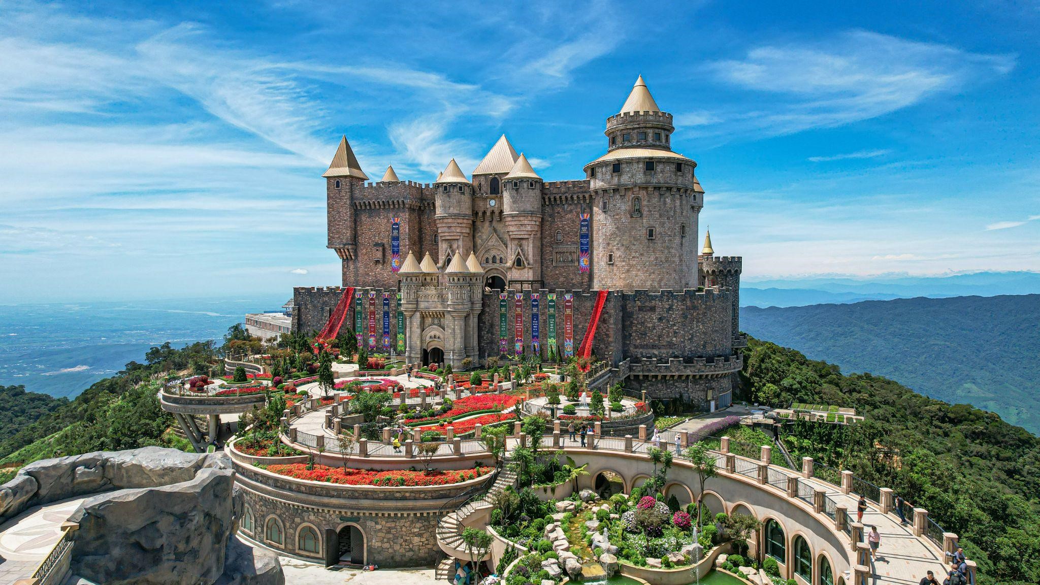 Không chỉ có Cầu Vàng, Sun World Ba Na Hills còn hút khách với những công trình như Lâu đài Mặt Trăng.