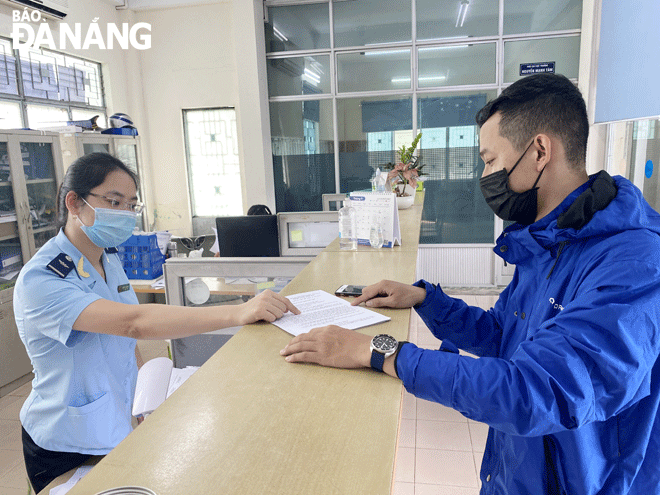 The Da Nang customs sector has implemented many solutions to facilitate import-export and immigration activities. Officials of the Da Nang Port Border Gate Customs Chapter are seen supporting businesses in carrying out administrative procedures. Photo: M.Q