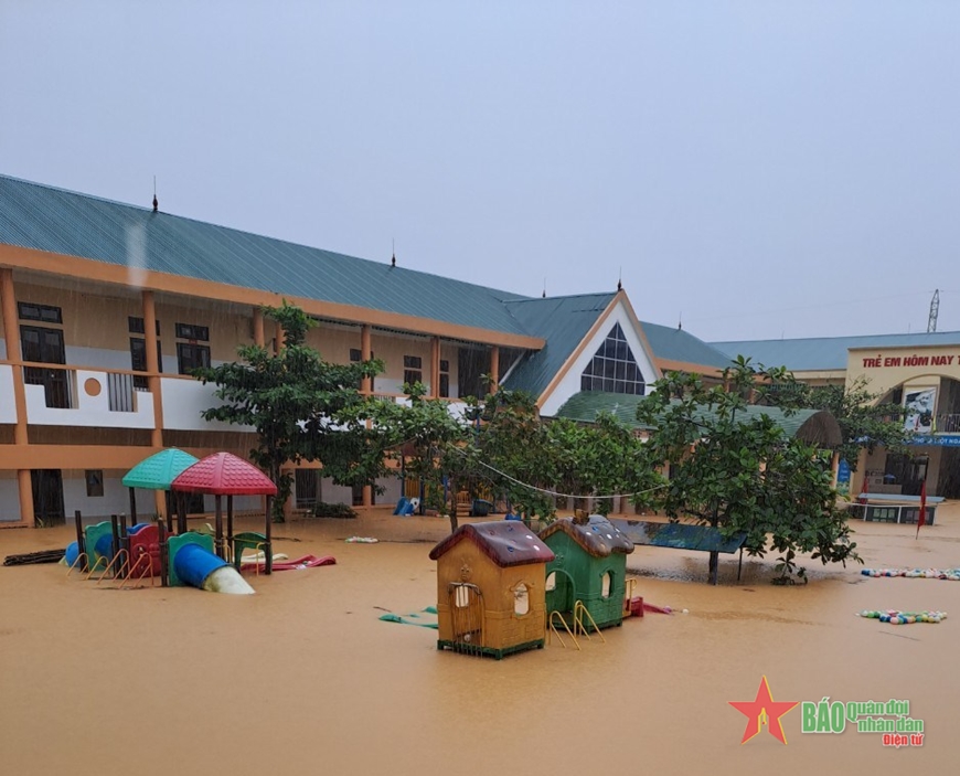 Khuôn viên trường học tại xã Hương Thủy chìm trong biển nước. Ảnh: XUÂN TÂN