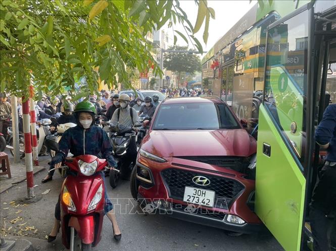 Hiện trường vụ tai nạn giao thông liên hoàn trên đường dẫn lên cầu Chương Dương, phía quận Long Biên (Hà Nội), sáng ngày 31-10-2023. Ảnh: An Đăng/TTXVN