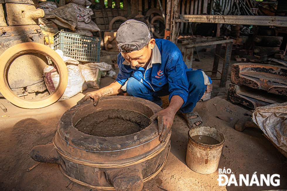 A worker is checking and preparing the mold