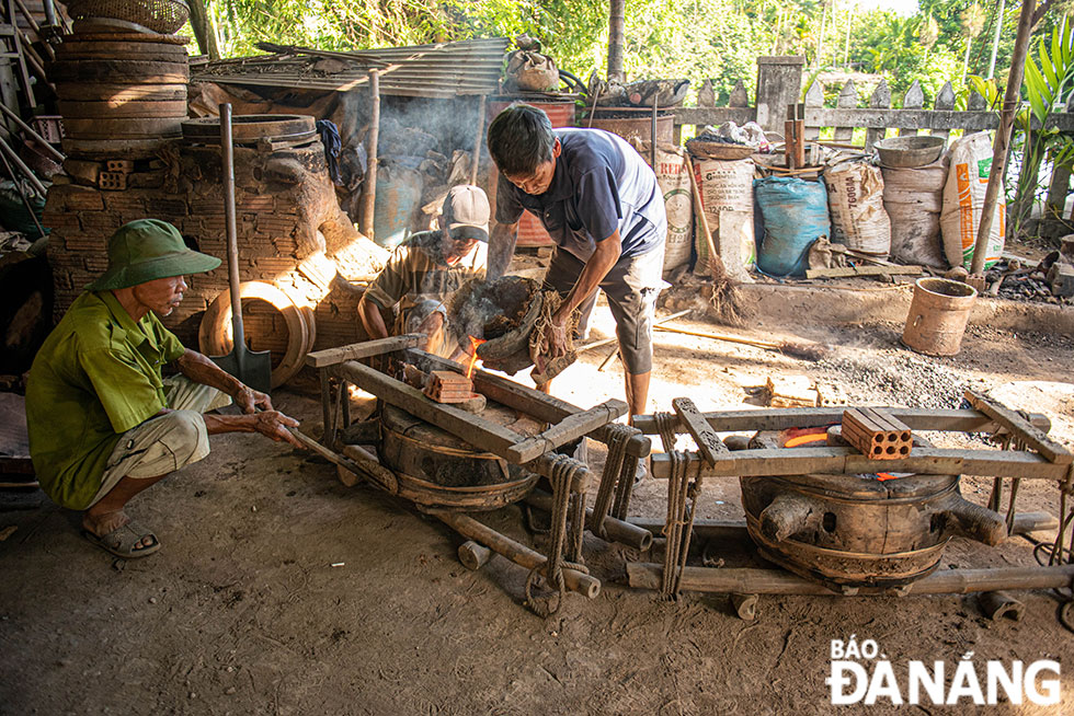 When the bronze melts and fills all of the jars, it is poured into the mold quickly and with minute accuracy