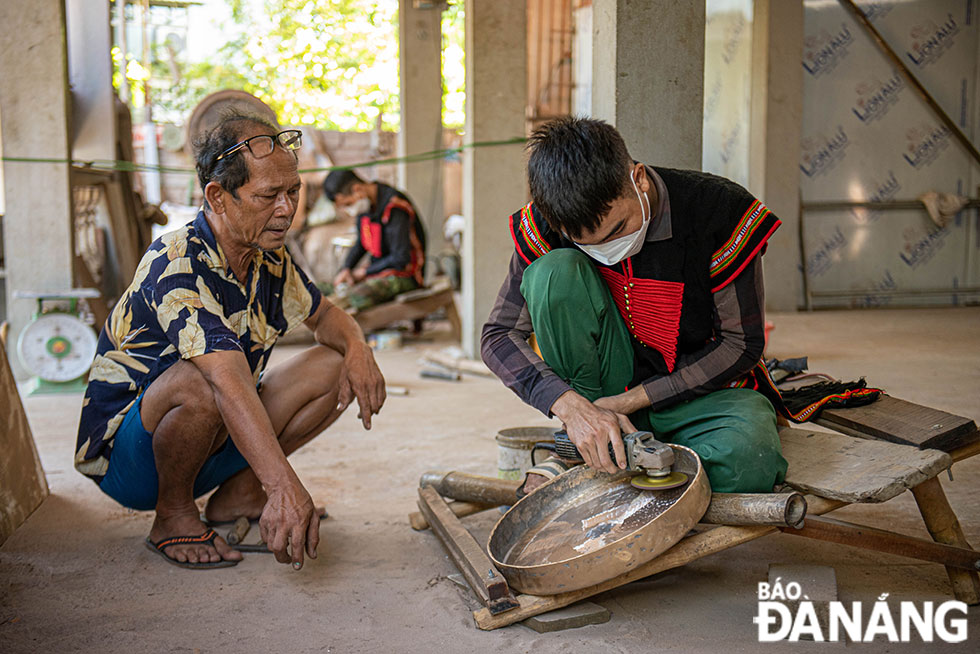 The meticulousness in each step helps the products of Phuoc Kieu craft village always be different.