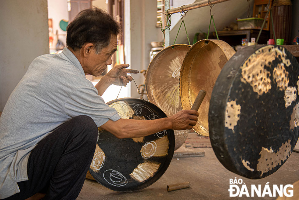 Artisans check the sound quality of bronze gongs