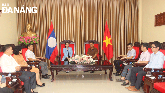 Đoàn công tác thành phố thăm, làm việc với Tổng Lãnh sự quán Việt Nam tại Pakse (Lào)