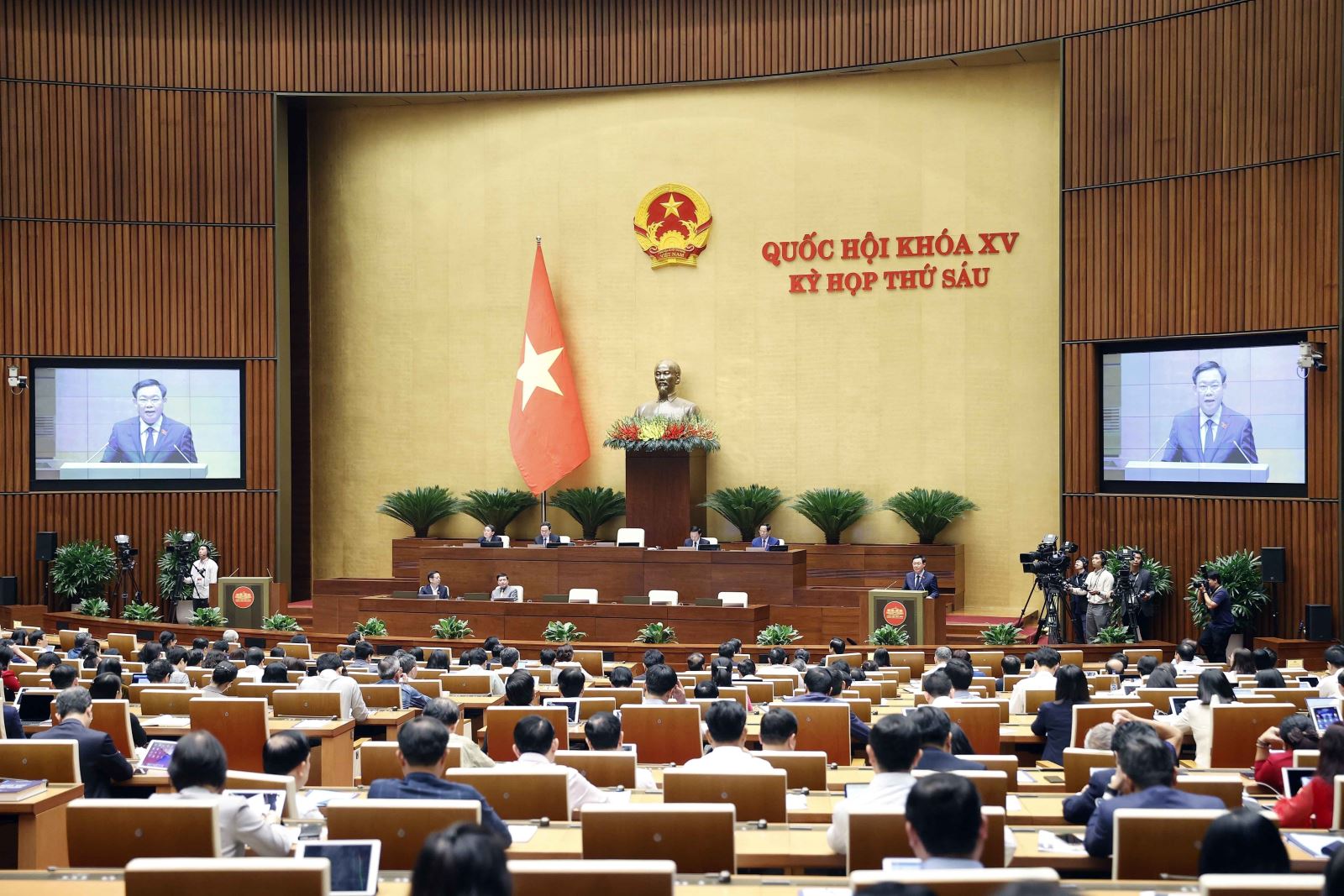 Ngày 9-11, Quốc hội thảo luận, biểu quyết thông qua Nghị quyết về kế hoạch phát triển KT - XH năm 2024