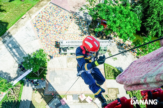 Diễn tập cứu hộ người mắc kẹt ở tháp cao 30 mét