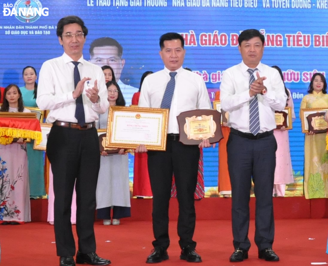 Trao tặng giải thưởng 'Nhà giáo Đà Nẵng tiêu biểu' năm học 2022-2023