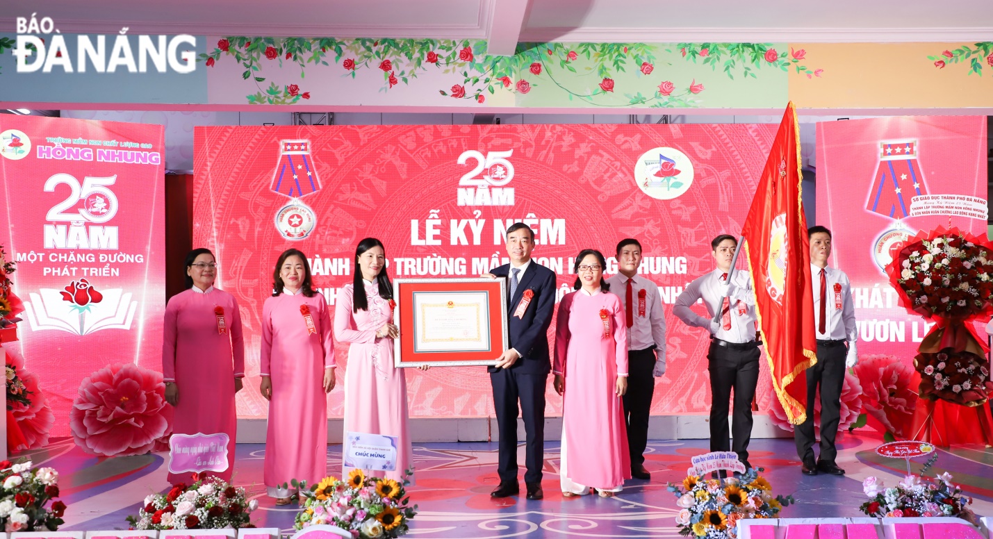 Trường Mầm non Hồng Nhung kỷ niệm 25 năm thành lập và đón nhận Huân chương Lao động hạng Nhất của Chủ tịch nước