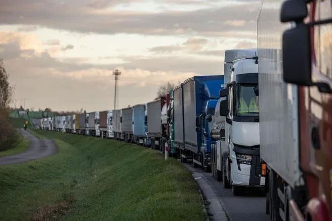 3.000 xe tải Ukraine kẹt ở biên giới do làn sóng biểu tình của tài xế Ba Lan