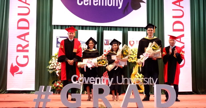 37 students in Da Nang receives bachelor's degrees from UK-based Coventry University