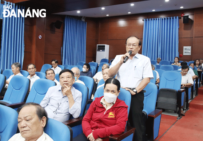Người dân quận Thanh Khê kiến nghị tại hội nghị đối thoại giữa Chủ tịch UBND quận Thanh Khê với nhân dân. Ảnh: TRỌNG HUY