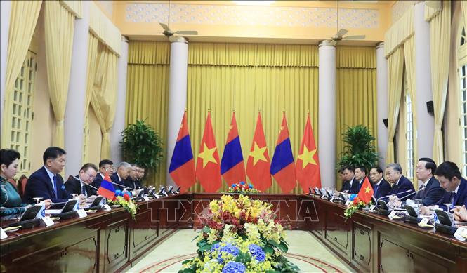 Chủ tịch nước Võ Văn Thưởng hội đàm với Tổng thống Mông Cổ Ukhnaagiin Khurelsukh. Ảnh: TTXVN