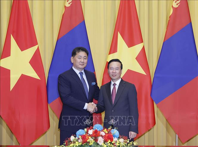 Chủ tịch nước Võ Văn Thưởng với Tổng thống Mông Cổ Ukhnaagiin Khurelsukh tại cuộc hội đàm. Ảnh: TTXVN