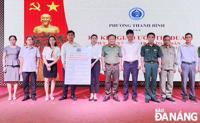 Phường Thanh Bình (quận Hải Châu) tổ chức ký kết giao ước thi đua thực hiện phong trào toàn dân bảo vệ an ninh Tổ quốc. Ảnh: L.H