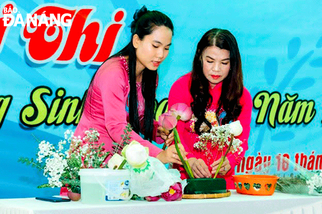 Hai mẹ con trong mô hình “Mẹ và con phụ nữ - cùng tham gia sinh hoạt hội” tại phường An Khê (quận Thanh Khê) tham gia phần thi cắm hoa ở hội thi nét đẹp mẹ và con tham gia sinh hoạt hội năm 2023. Ảnh: X.D