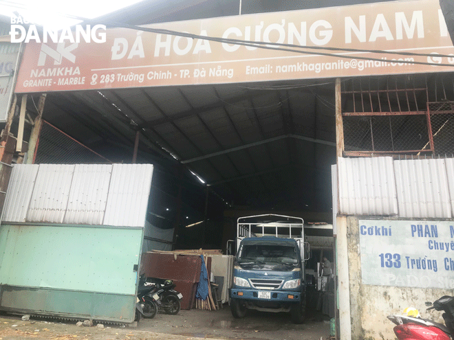 Người dân phản ánh xưởng đá Nam Kha số nhà 283 đường Trường Chinh thường xuyên gây ồn trong khu dân cư.Ảnh: KHÁNH HUYỀN