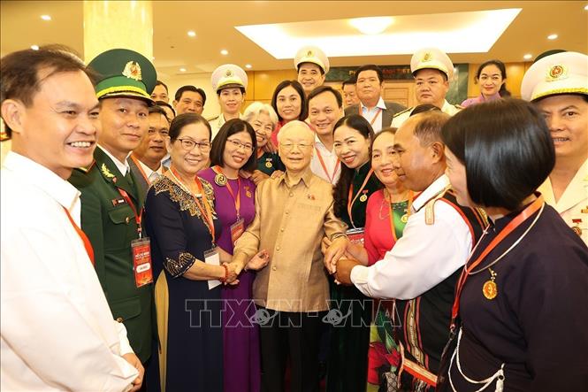 Tổng Bí thư Nguyễn Phú Trọng với đại biểu điển hình tiêu biểu toàn quốc. Ảnh: TTXVN