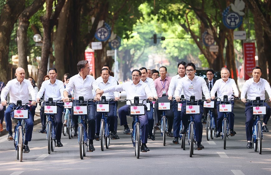   Thủ tướng Phạm Minh Chính cùng Thủ tướng Hà Lan Mark Rutte đạp xe trên phố Phan Đình Phùng. (Ảnh: Dương Giang/TTXVN)