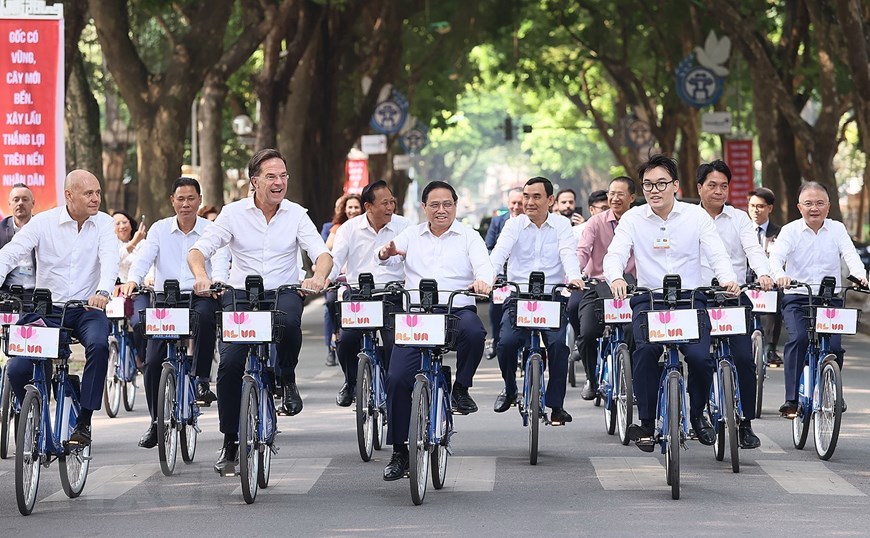   Thủ tướng Phạm Minh Chính và Thủ tướng Hà Lan Mark Rutte đạp xe tham quan không gian của Thủ đô. (Ảnh: Dương Giang/TTXVN)