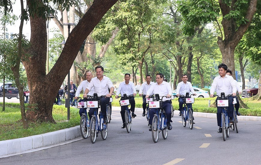   Thủ tướng Phạm Minh Chính và Thủ tướng Hà Lan Mark Rutte đạp xe tham quan không gian Hà Nội. (Ảnh: Dương Giang/TTXVN)