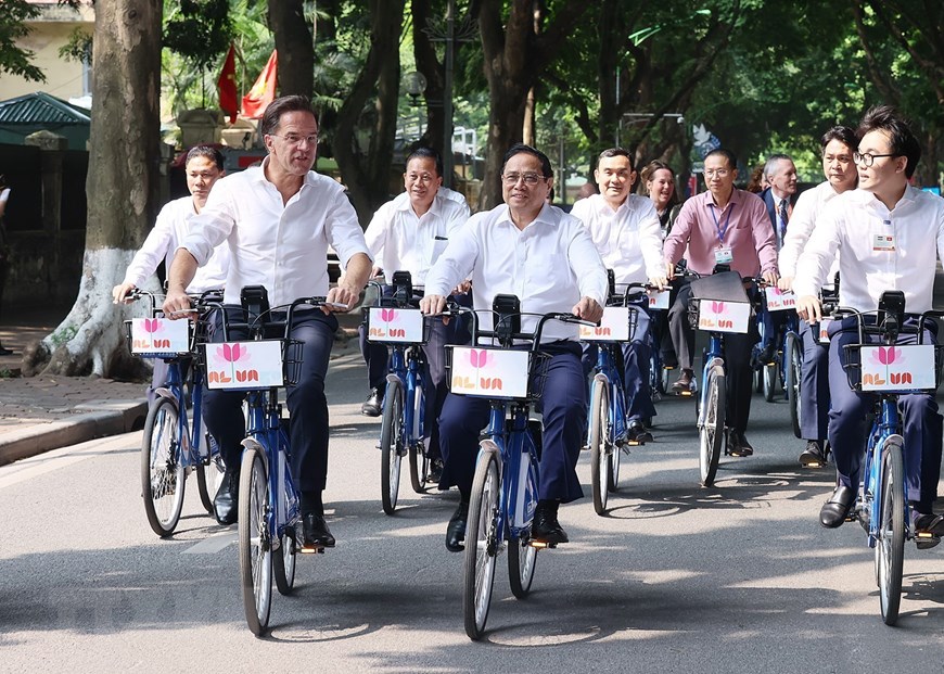   Thủ tướng Phạm Minh Chính và Thủ tướng Hà Lan Mark Rutte đạp xe tham quan không gian Hà Nội. (Ảnh: Dương Giang/TTXVN)