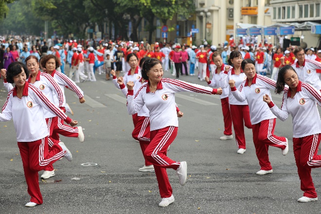 Hoạt động thể dục kết hợp với dinh dưỡng sẽ đem lại sức khỏe tốt cho người cao tuổi. Ảnh: Công ty VNM cung cấp