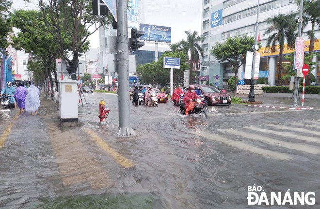 Đường Nguyễn Văn Linh thường xuyên bị ngập. (Ảnh chụp vào đợt mưa lớn ngày 14-10-2023). Ảnh: hoàng hiệp