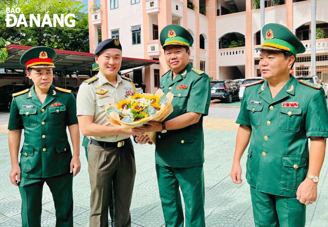 Đại tá Trần Công Thành, Chỉ huy trưởng BĐBP thành phố (thứ 2, bên phải sang) tặng hoa chào mừng đoàn sĩ quan trẻ của lực lượng vũ trang Singapore đến  giao lưu với sĩ quan trẻ BĐBP thành phố Đà Nẵng vào tháng 9-2023. Ảnh: NHƯ THẢO