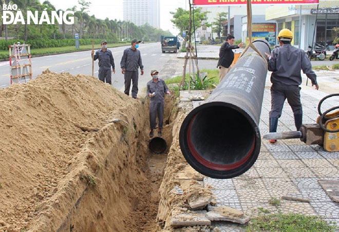 Dawaco thi công một tuyến ống cấp nước trọng điểm tại quận Ngũ Hành Sơn. Ảnh: Dawaco