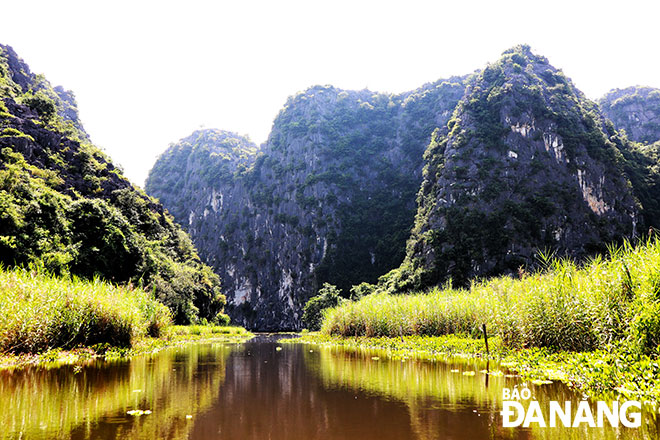 Những vách núi đá như bức trường thành soi bóng xuống dòng nước ở Kẽm Trăm, tỉnh Ninh Bình. Ảnh: V.T.L