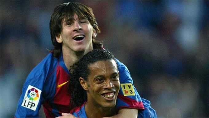 Ronaldinho cõng Messi trên vai sau khi đàn em ghi bàn đầu tiên trong sự nghiệp vào lưới Albacete ở La Liga ngày 1-5-2005. Ảnh: Diario Sport