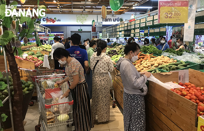 People buy goods at Co.opmart Da Nang supermarket on the morning of July 22