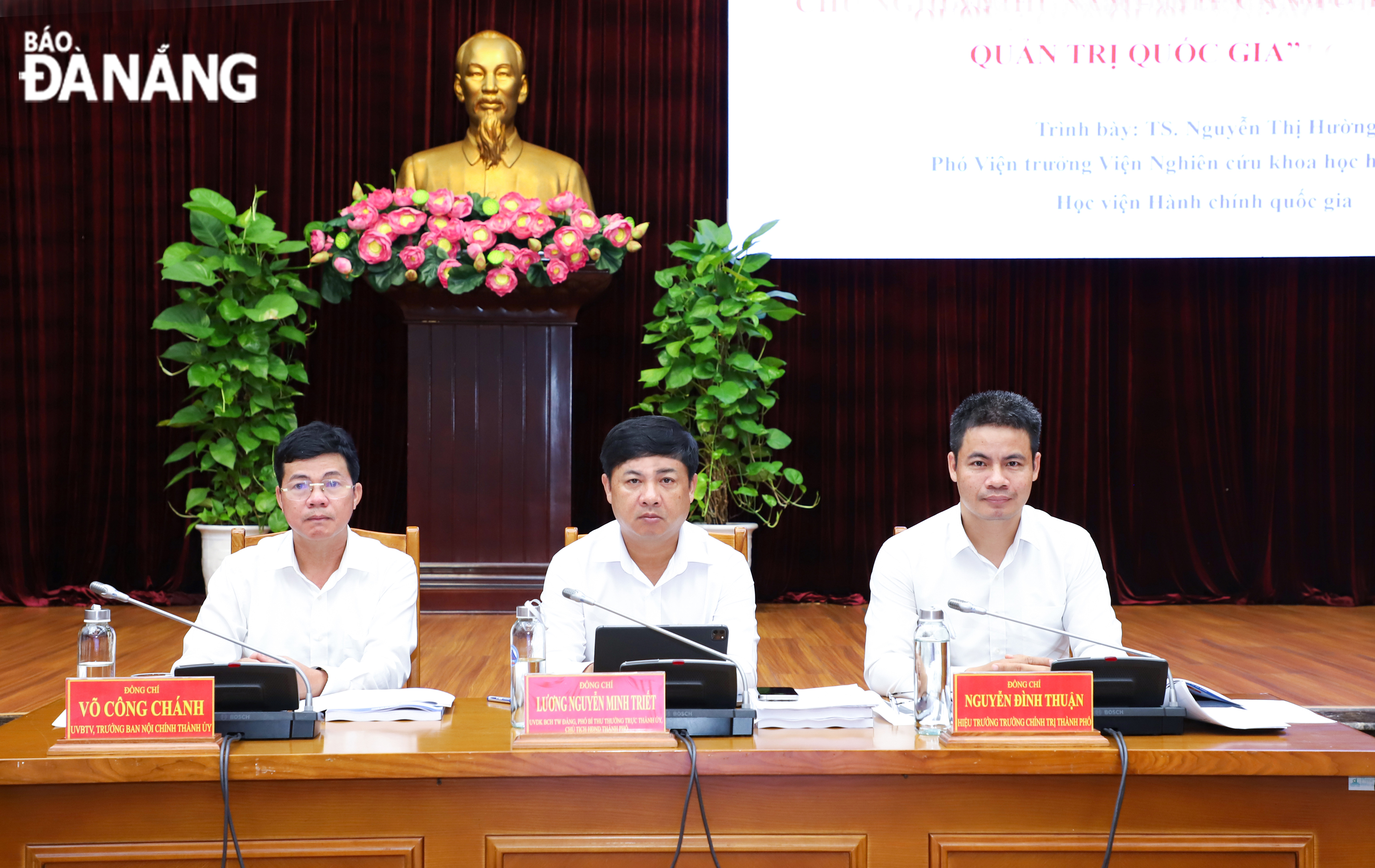 Permanent Deputy Secretary of the Da Nang Party Committee Luong Nguyen Minh Triet (center); Head of the municipal Party Committee's Commission for Internal Affairs Vo Cong Chanh (left); and Principal of the School of Politics Nguyen Dinh Thuan (right) chair the Thursday seminar