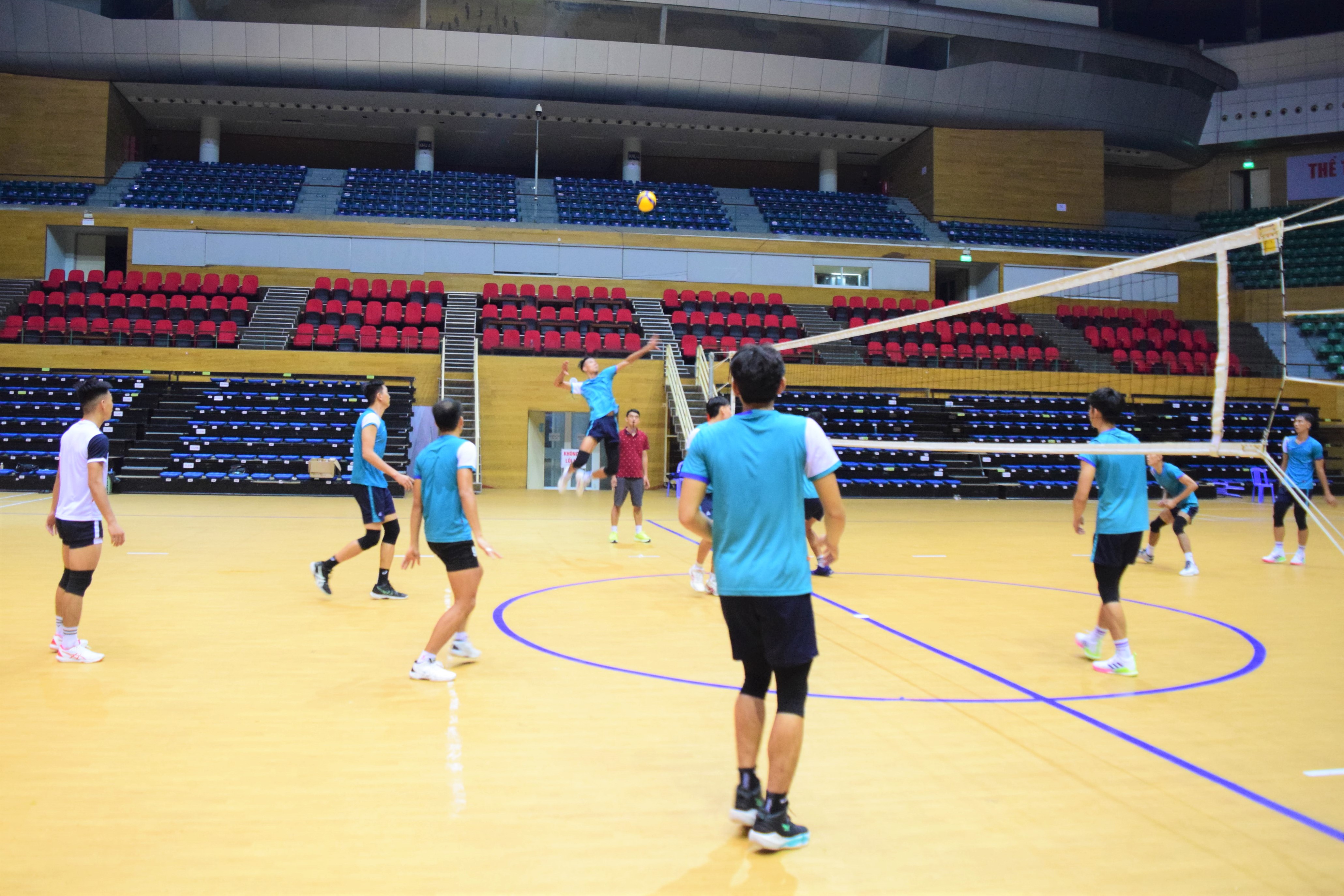 Da Nang men's volleyball team practices in order to prepare for the second round of the 2023 National Volleyball Championship. Photo: P.N