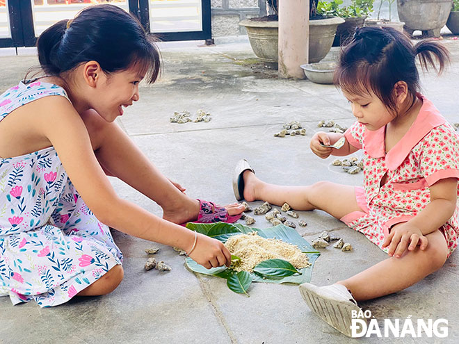 Món khoai chà phải xúc bằng lá mít mới ngon. Ảnh: H.T.T