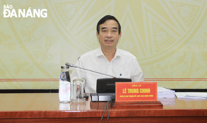 Chủ tịch UBND thành phố Lê Trung Chinh chủ trì phiên họp thường kỳ UBND thành phố. Ảnh: TRỌNG HÙNG