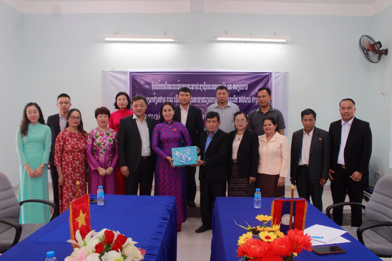 Vice Chairwoman of the Da Nang People's Council Nguyen Thi Anh Thi (front row, 5th, left) gives a gift to the Vietnamese Language Center in Salavan Province. Photo: TRUC LINH