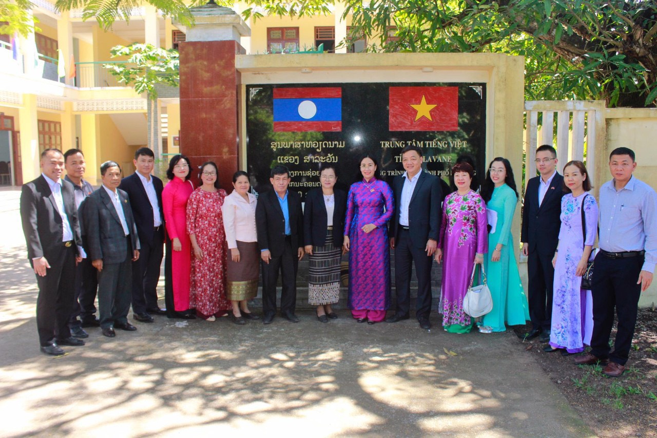 The Da Nang delegation takes a souvenir photo with officials and teachers of the Vietnamese Language Center in Salavan Province. Photo: TRUC LINH