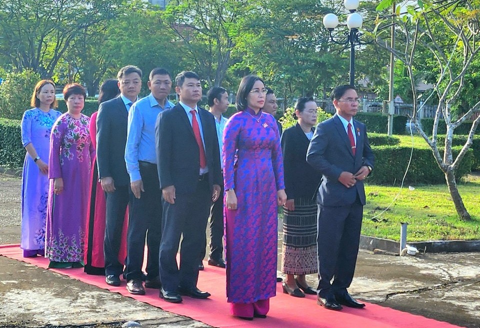 On the same day, the Da Nang delegation laid wreaths and offered incense at the memorial site dedicated to late President Cayxon Phomvihan in Salavan Province.