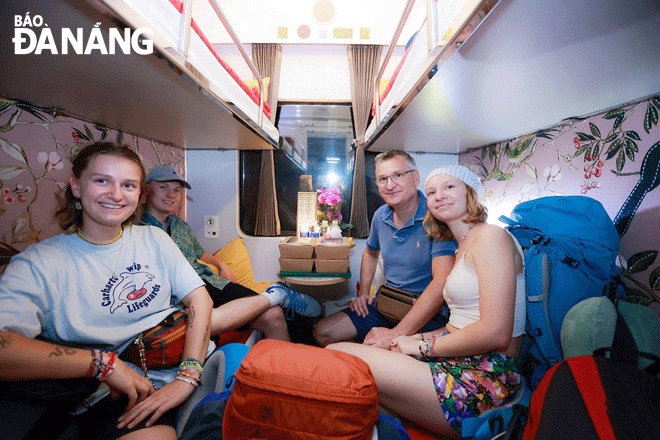 Passengers experience rides onboard the high quality Ha Noi - Da Nang train. Photo: THANH LAN