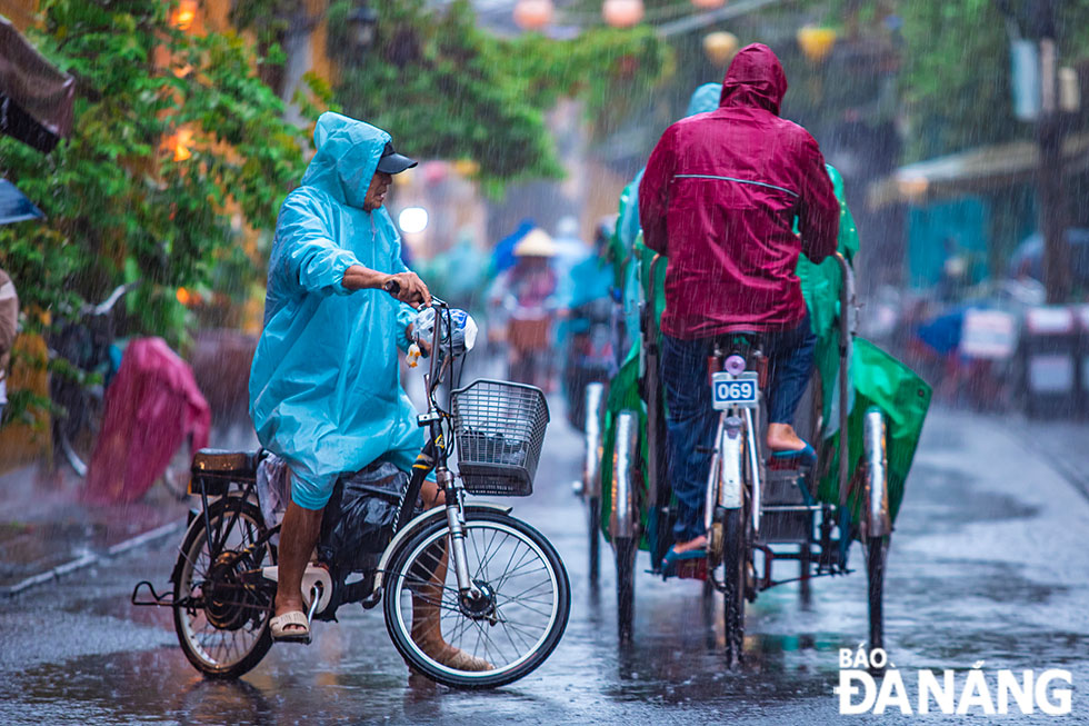 Những tấm áo mưa đủ màu sắc bay trong màn mưa.	