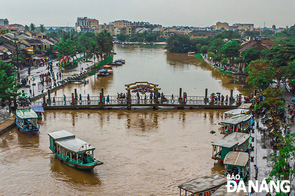 Ngày mưa lớn, nước dâng cao gần đến cầu qua sông Hoài.